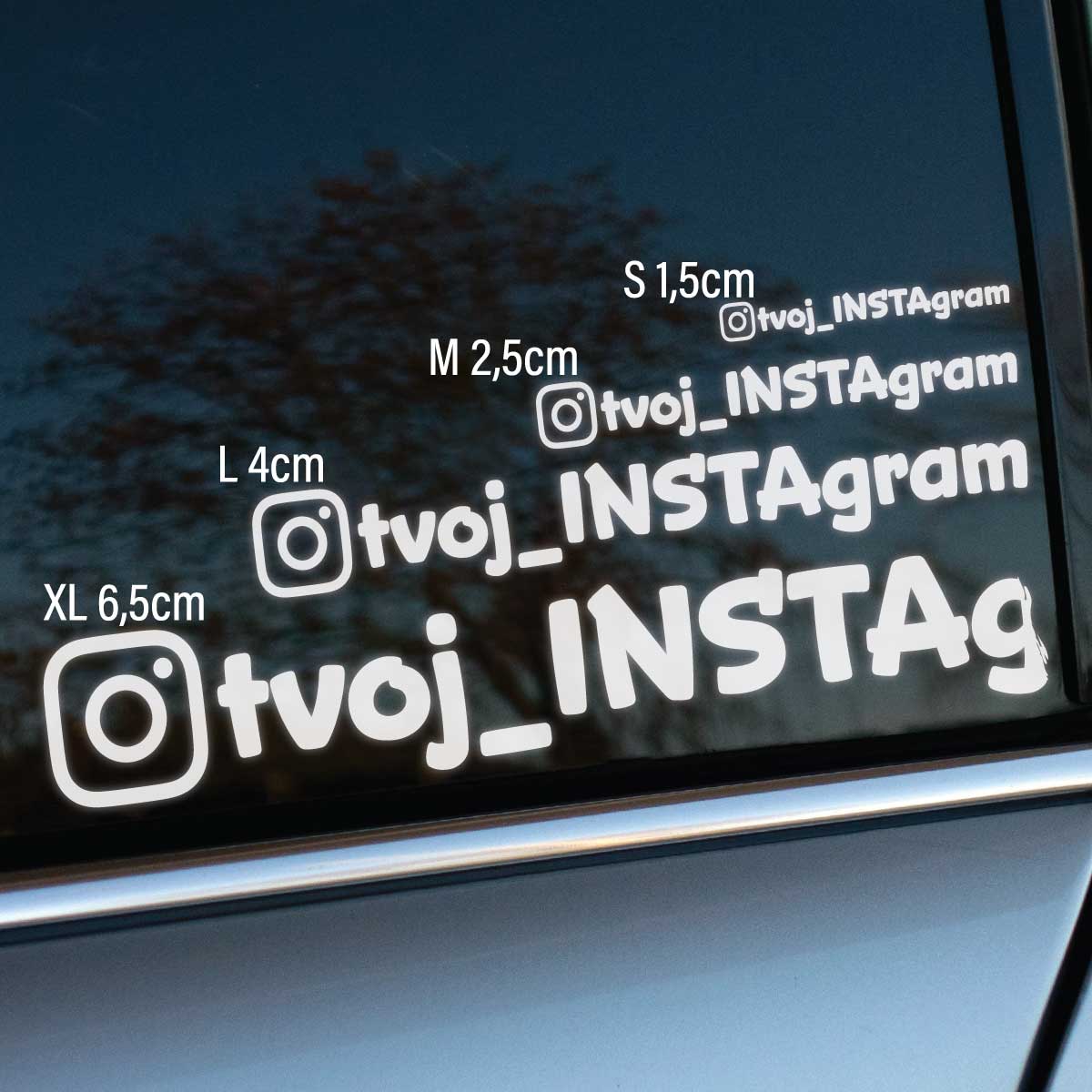 Plotrovaná nálepka s logom Instagramu a vlastným menom účtu, dostupná v štyroch veľkostiach S, M, L a XL.